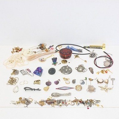 Assortment of Jewellery, Necklaces, Earrings, Brooches and Pendants