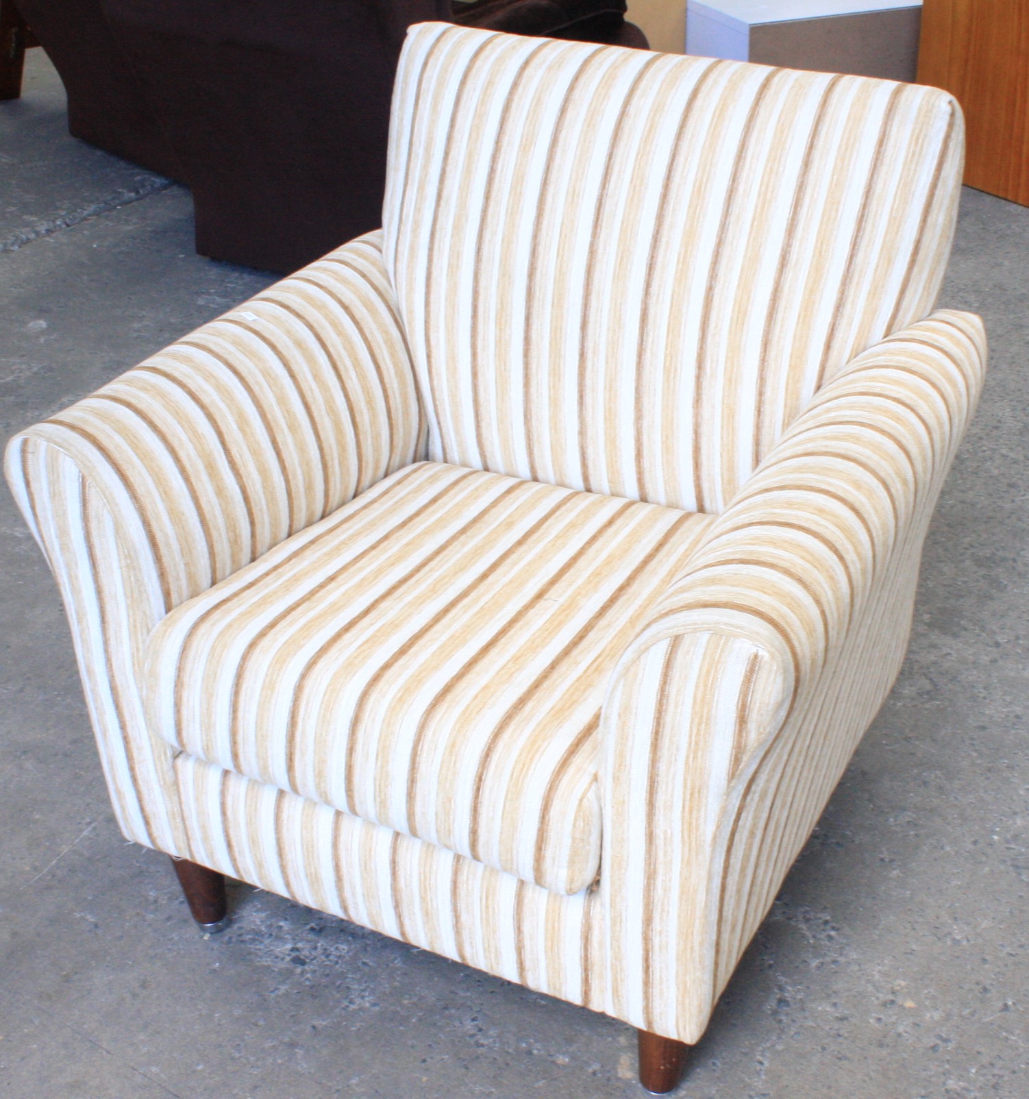 beige lounge chairs        
        <figure class=