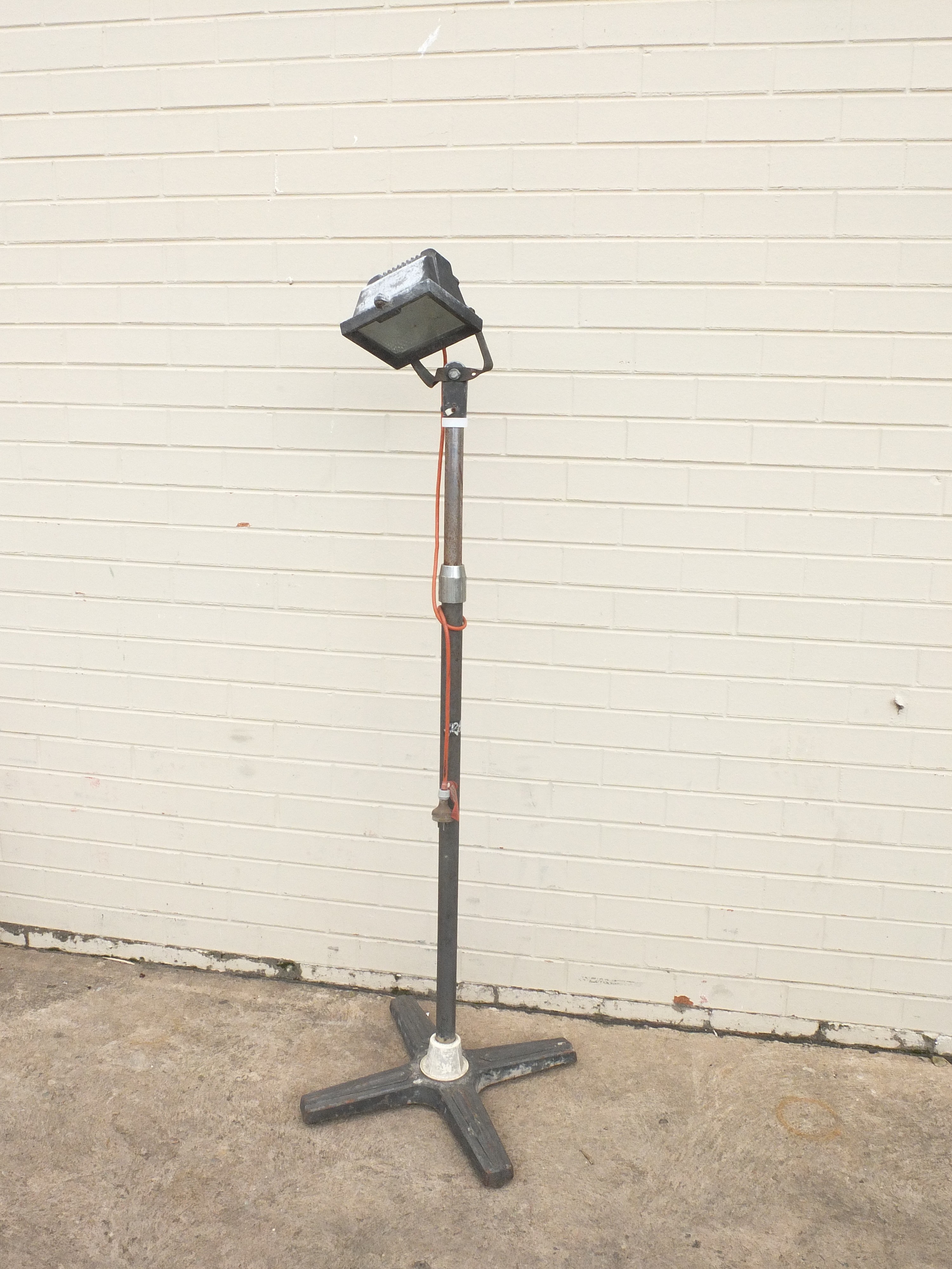 Halogen Work Light with stand Lot 897427 ALLBIDS
