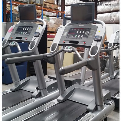 Life Fitness 95Ti Treadmill with FlexDeck Sock Adsorption System - ORP $9,200