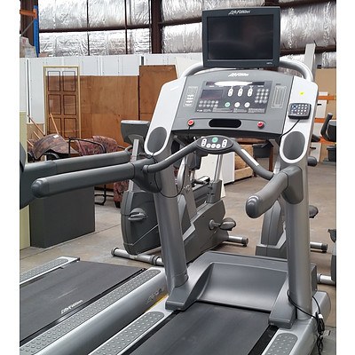 Life Fitness 95Ti Treadmill with FlexDeck Sock Adsorption System - ORP $9,200