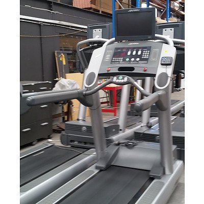 Life Fitness 95Ti Treadmill with FlexDeck Sock Adsorption System - ORP $9,200