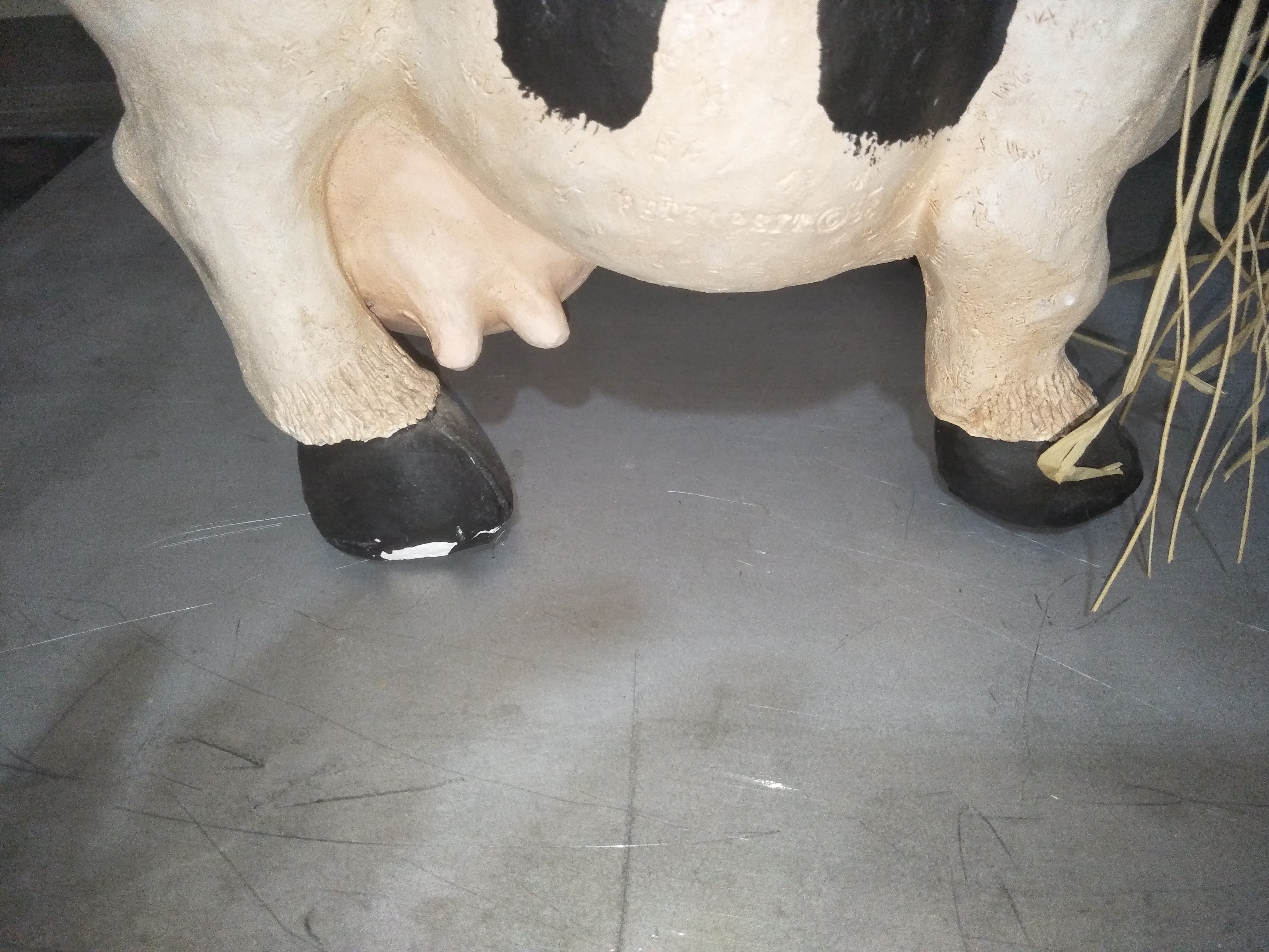 Plaster cow Lot 901956 ALLBIDS