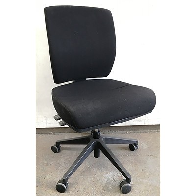 Black Cushioned Office Chair