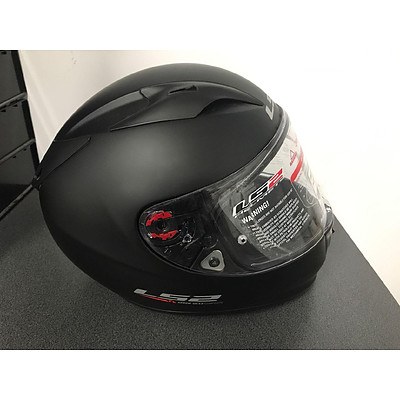 A high performance, full-face designed by racers for racers. The LS2 Arrow Helmet.
