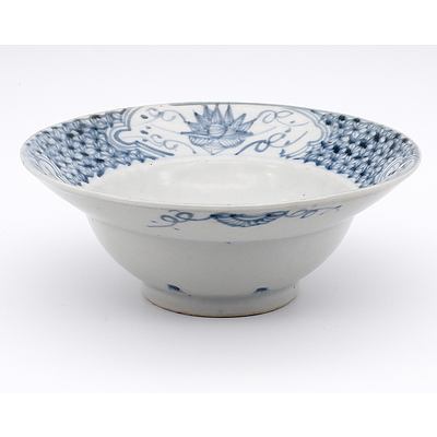 Chinese Fujian Ware Blue and White Bowl with Lotus Design Early 19th Century