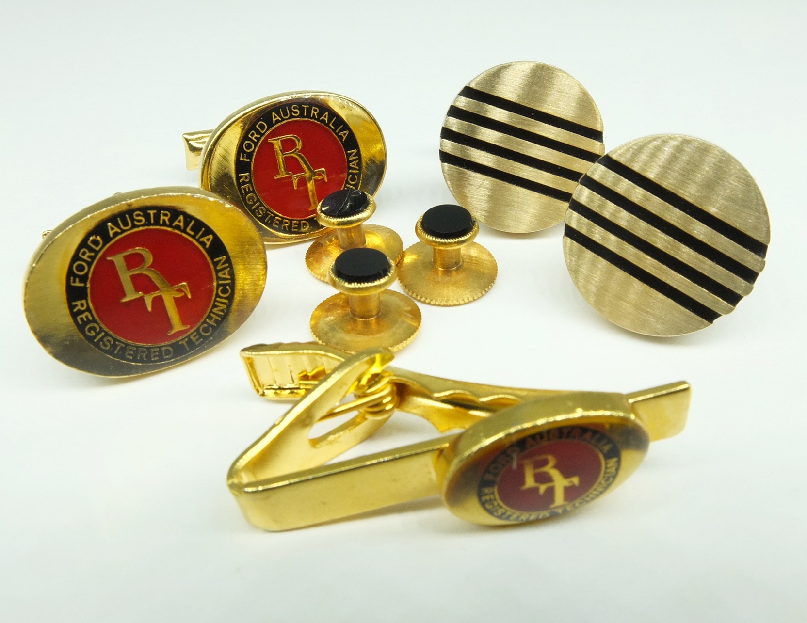 'Groups of Gents Cuff Links, Buttons and a Tie Bar '