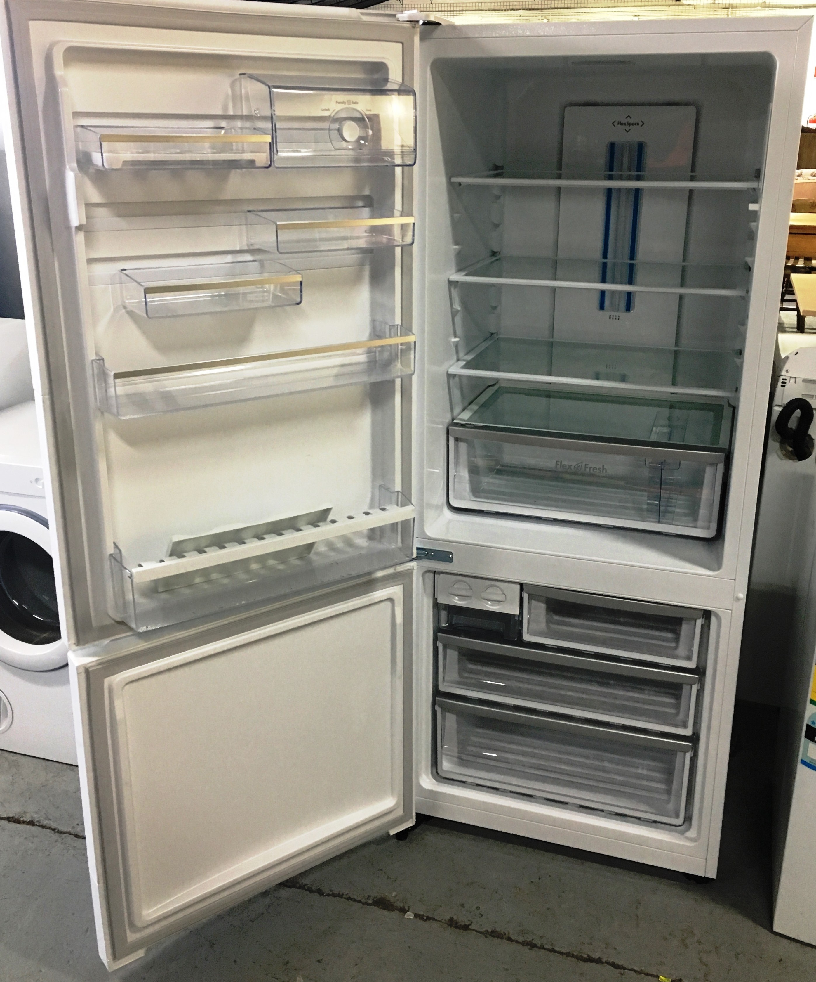 Westinghouse 450L FridgeFreezer Lot 966623 ALLBIDS
