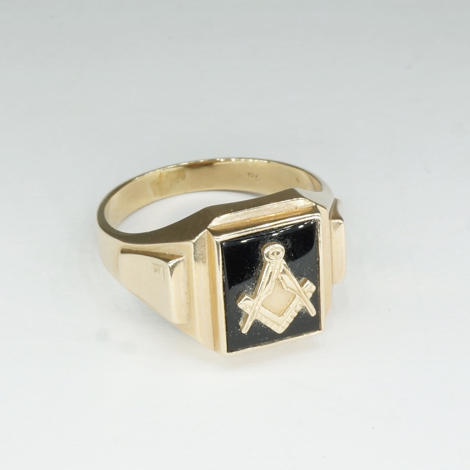 '9ct Yellow Gold Mens Onyx with Free Masons Symbol and Gold Inlay '