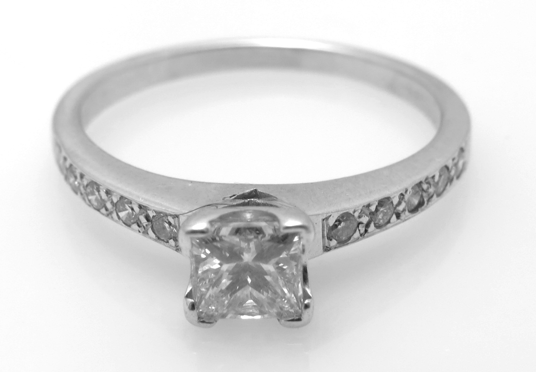 18ct White Gold Diamond Ring - Lot 996304 | ALLBIDS