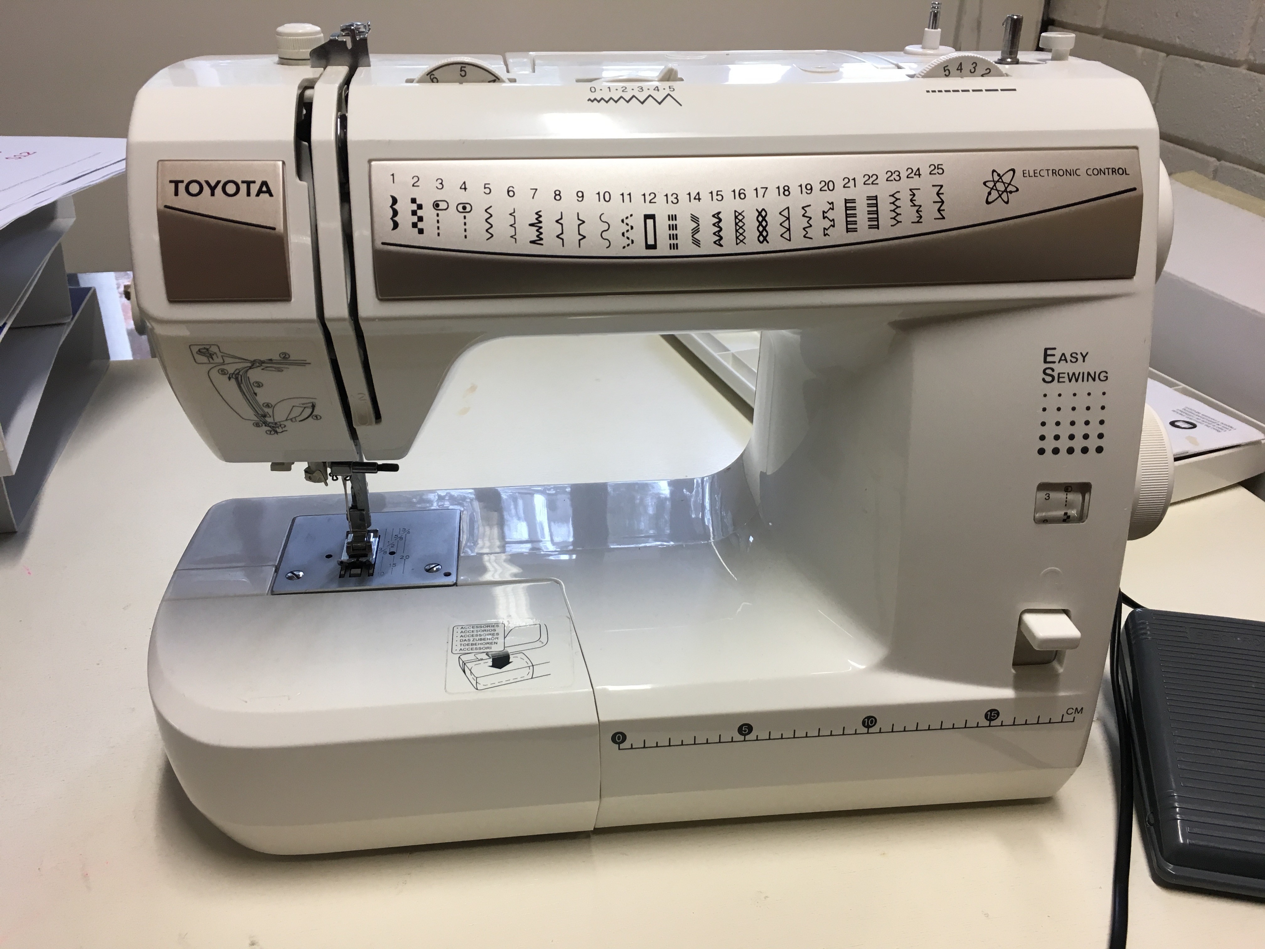 Toyota Sewing Machine RS2000-3D - Lot 1001315 | ALLBIDS