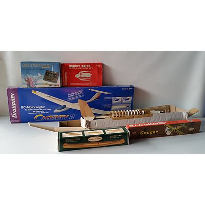Mixed lot of Model planes and boats