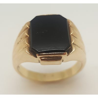 9 Carat Yellow Gold and Onyx Ring