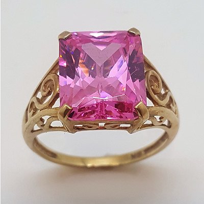 9 Carat Yellow Gold and Spinel Ring