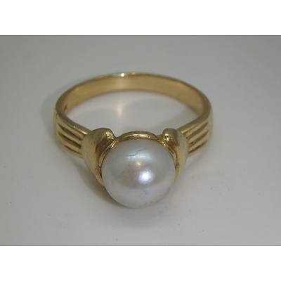 18 Carat Yellow Gold and Cultured Pearl Ring