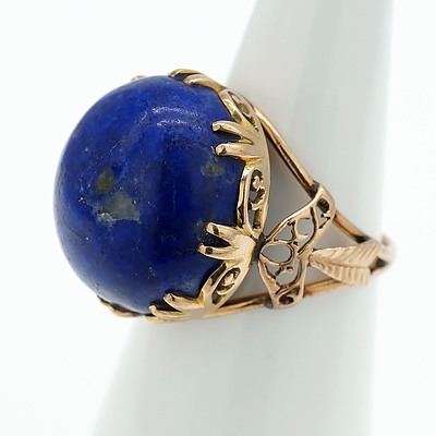 14ct Yellow Gold Ring With Cabochon of Lapis Lazuri