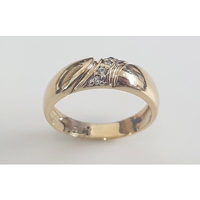 14ct Yellow Gold Ring With Diamonds