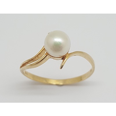 14ct Yellow Gold and Cultured Akoya Pearl Ring