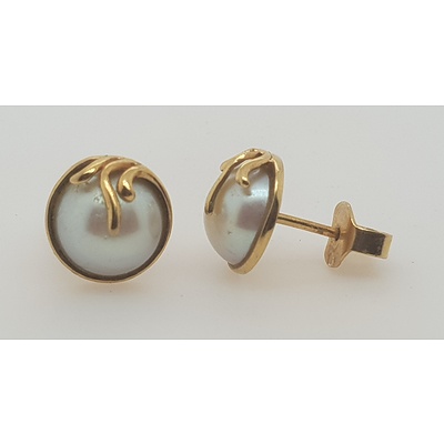 9ct Yellow Gold Pearl stud earrings