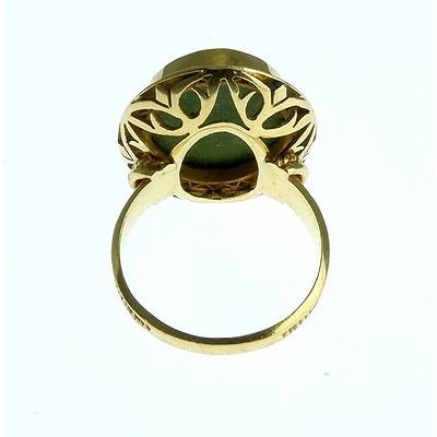 18ct Yellow Gold Ladies Ring With Oval Cabochon of Green Jade