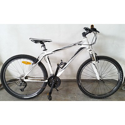 Giant Boulder 18 Speed Mountain Bike