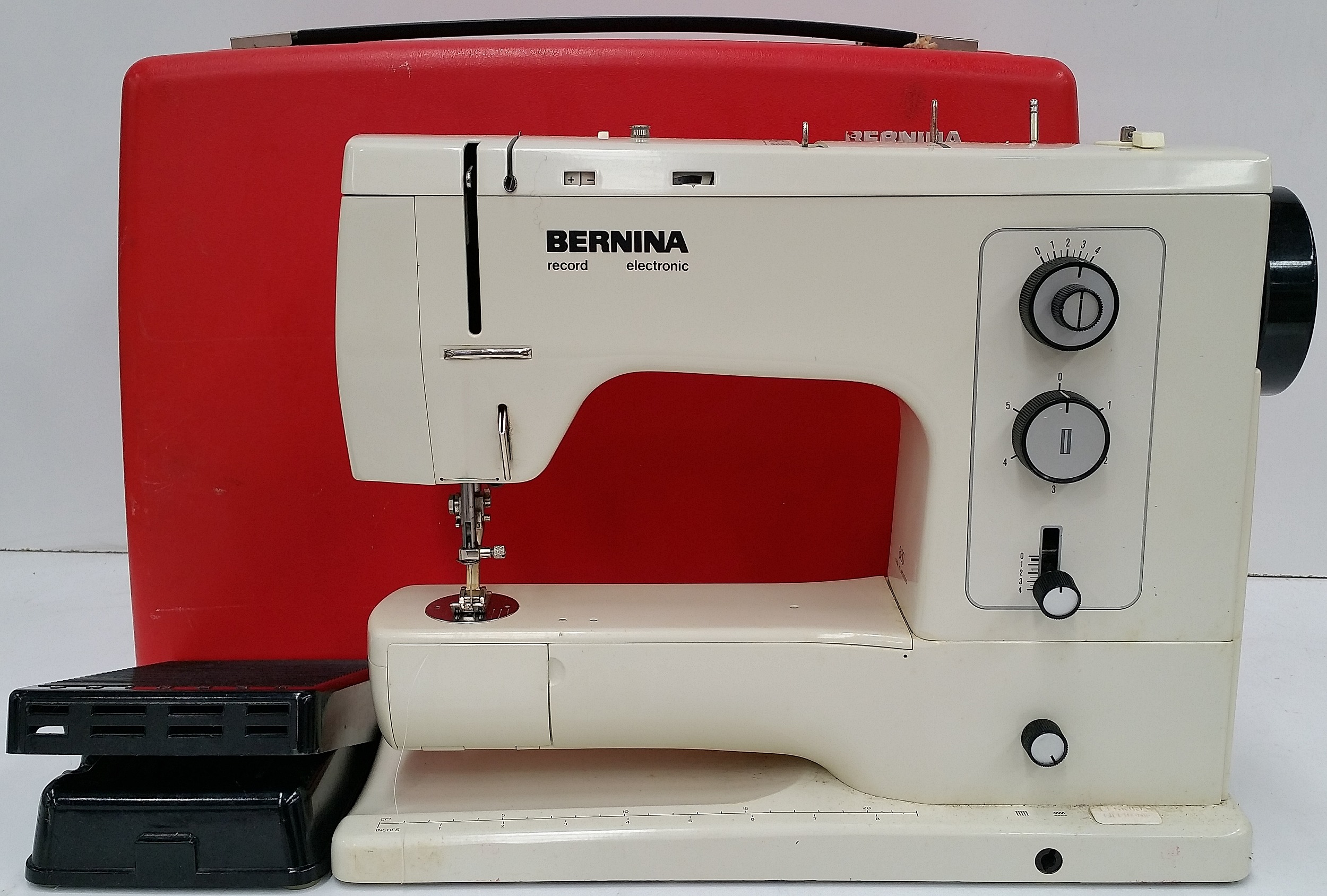 Bernina 830 Sewing Machine and - Lot 1025130 | ALLBIDS