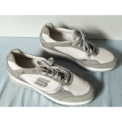 Sketchers Leather walking shoes size 8.5 US (Silver/Grey/White) - BRAND NEW