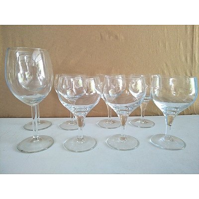 8 wine glasses (2 red 6 white)