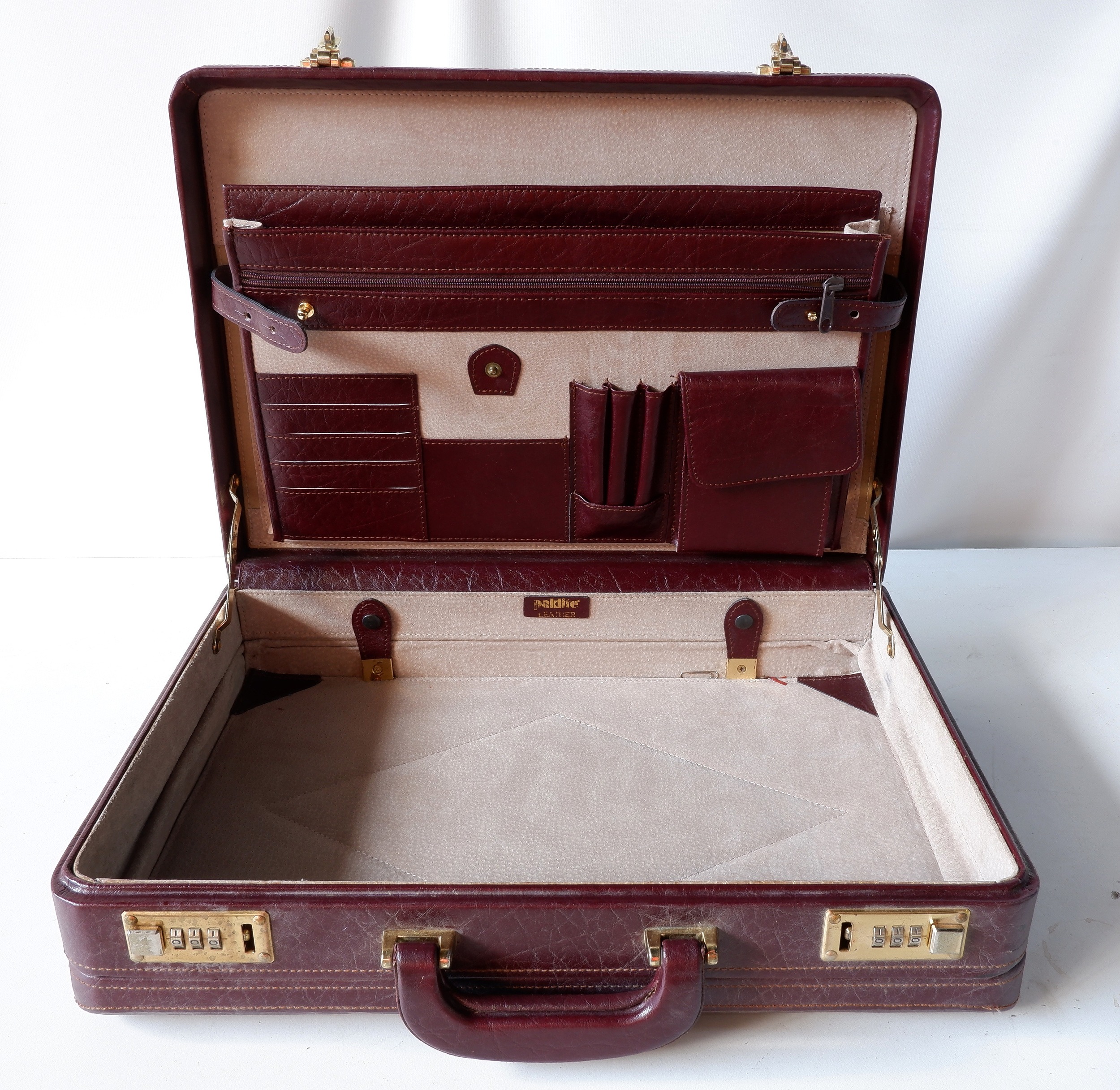 Paklite Leather Suitcase - Lot 1031240 | ALLBIDS