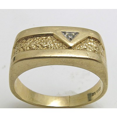 9ct Gold Patterned Diamond -set Ring