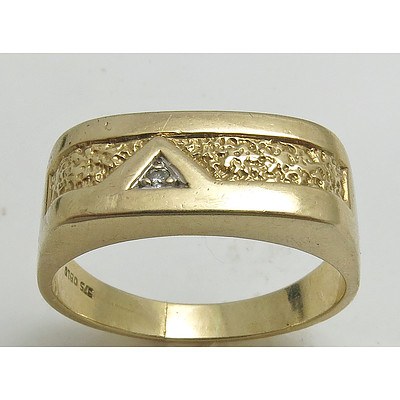 9ct Gold Patterned Diamond -set Ring