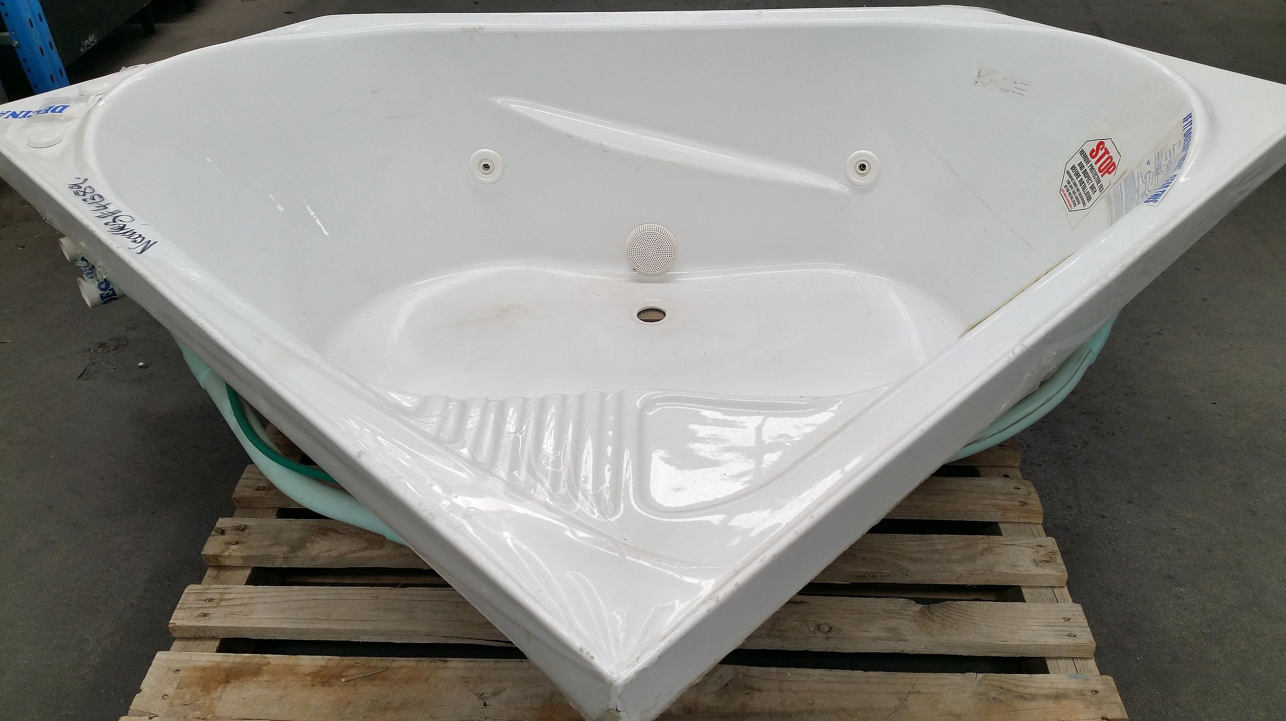 Decina Corner Spa Bath with Davey Lot 1037541 ALLBIDS