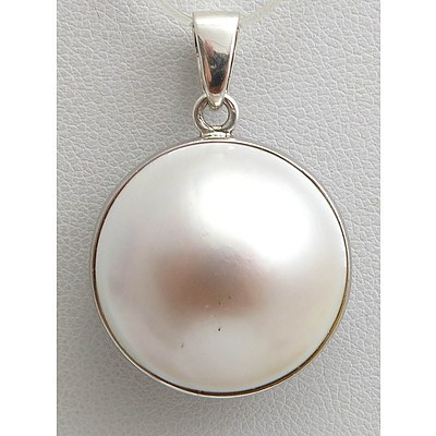 9ct White Gold Large Mabe Pearl pendant