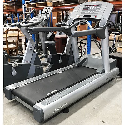 Life Fitness CLST Treadmill with FlexDeck Shock Absorption System  - RRP Over $5,000