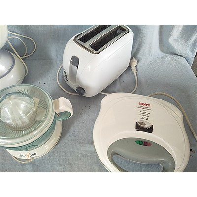 Assorted Kitchen appliances (toaster, blender, juicer, sandwich maker) - All working