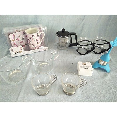 Assorted tea pots, cups, mugs and infusers