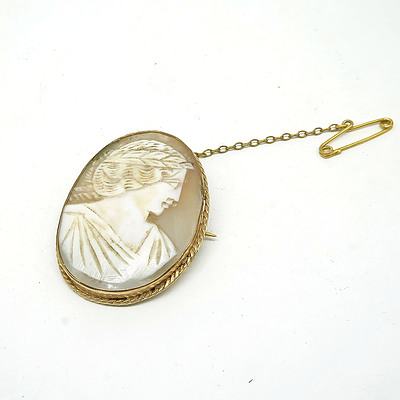 Cameo Shell Brooch in 9ct Yellow Gold Mount with Saftey Chain