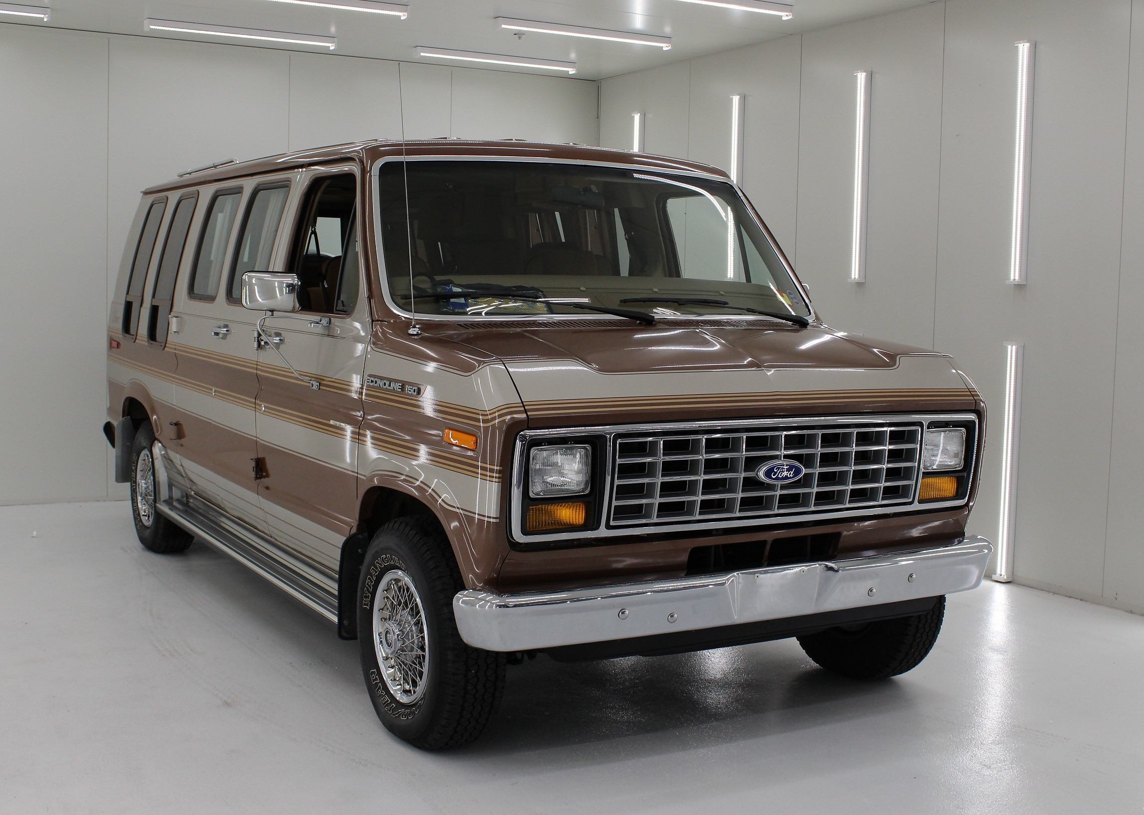 1987 Ford Econoline E150 Van Brown/Silver Lot 1046150