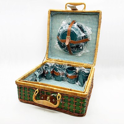 Picnic Set in Wooden Wicker Carry Case