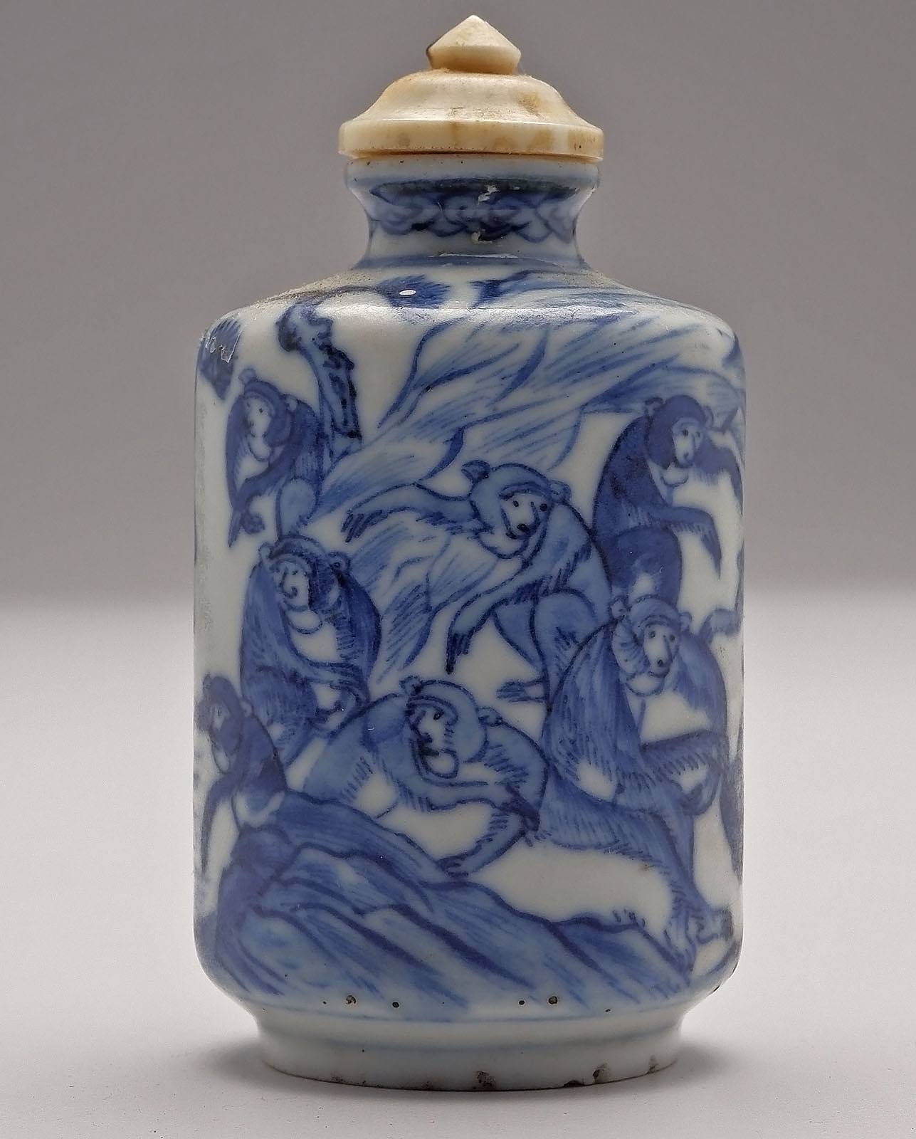 'Chinese Blue and White Snuff Bottle Finely Decorated with Monkeys, Dragon Mark to Base, Late Qing'