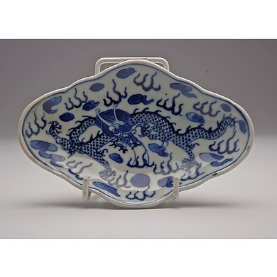 Chinese 'Blue de Hue' Lobed Dragon Dish for the Vietnamese Market Late 19th Century
