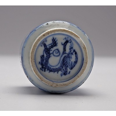 Chinese Blue and White Snuff Bottle Finely Decorated with Monkeys, Dragon Mark to Base, Late Qing