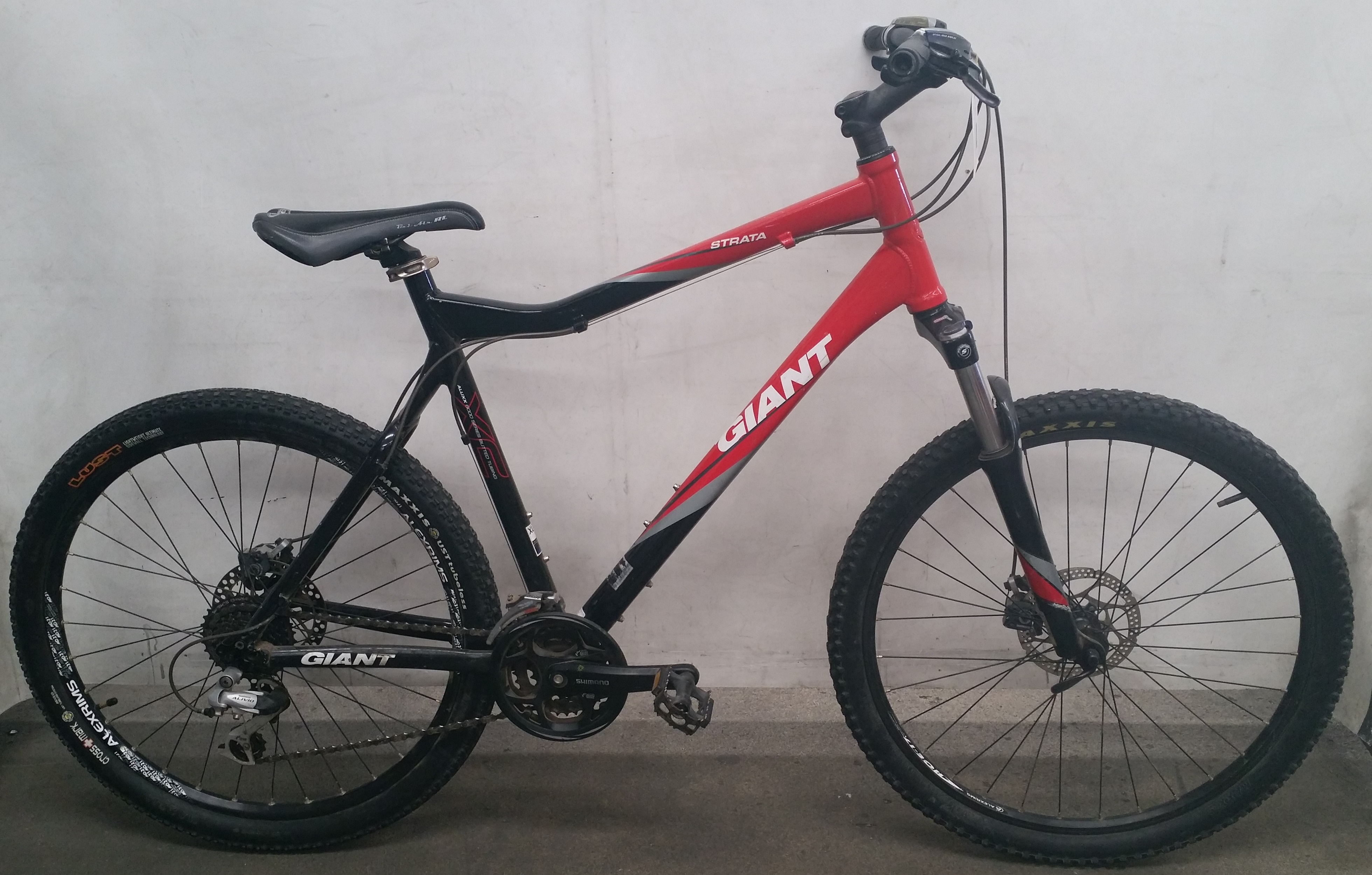 Giant strata mountain bike on sale