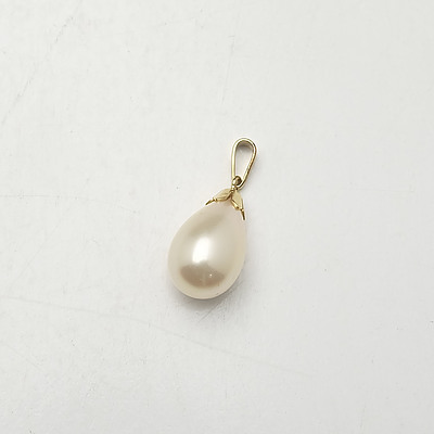 Mallorca Pendant with Pearl and Yellow Gold