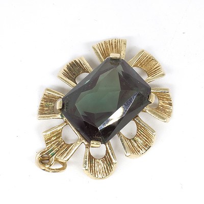 14ct Yellow Gold Pendant with Emerald Cut Green Paste