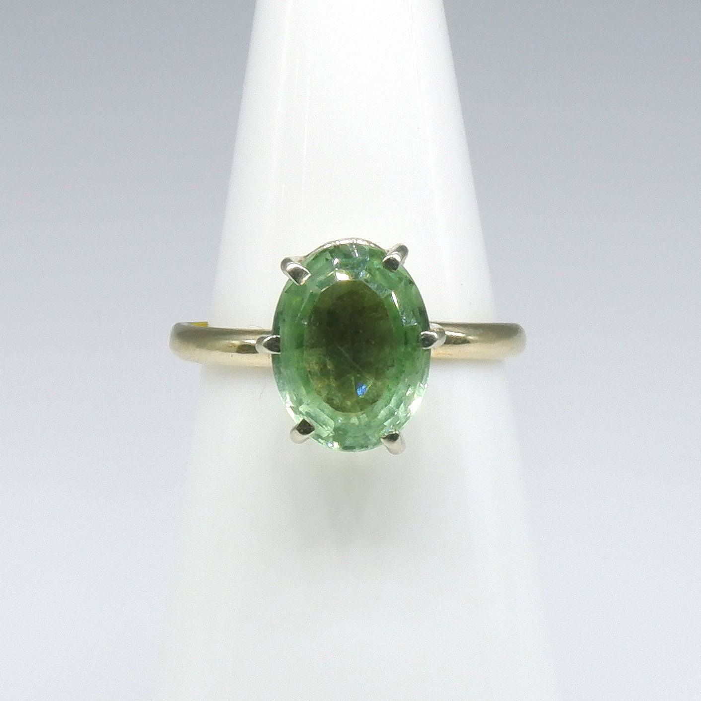 '18ct White Gold with Oval Facetted Green Quartz Ring'