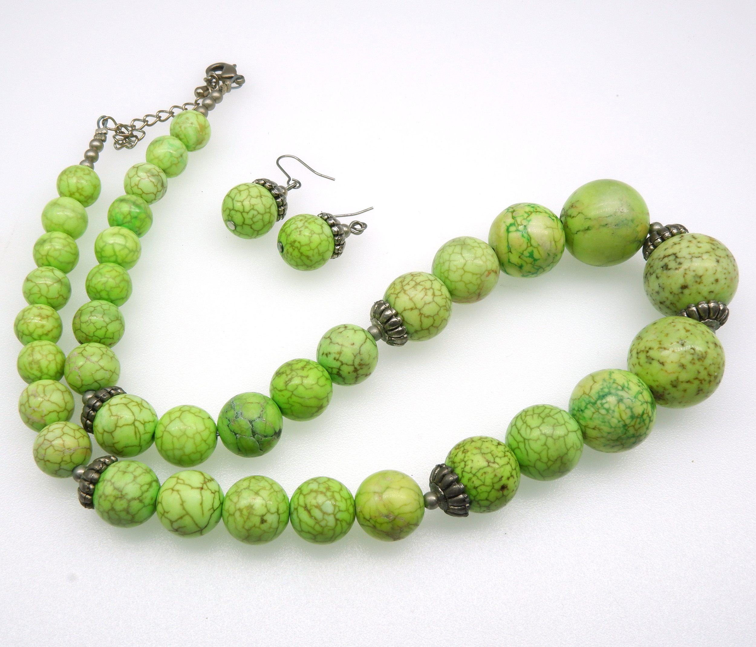 'Green Dyed Howlite Graduating Necklace and Matching Drop Earrings'