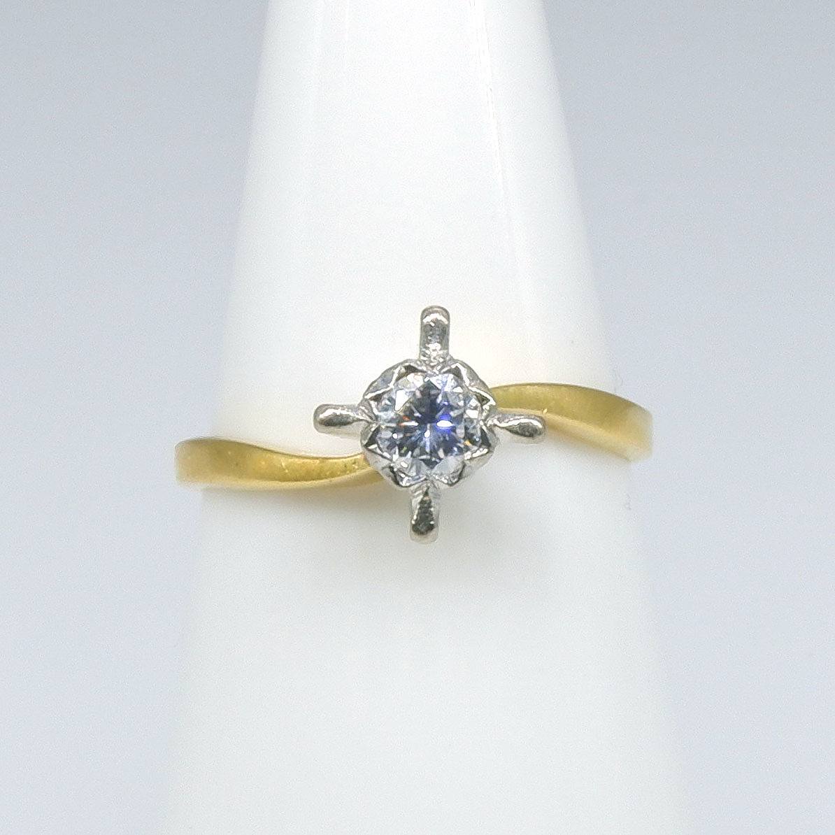 '18ct Yellow Gold and Platinum Ring with One Round Brilliant Cut Diamond'