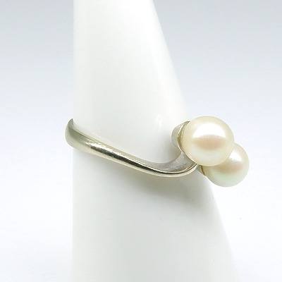 18ct White Gold and Cultured Pearl Ring