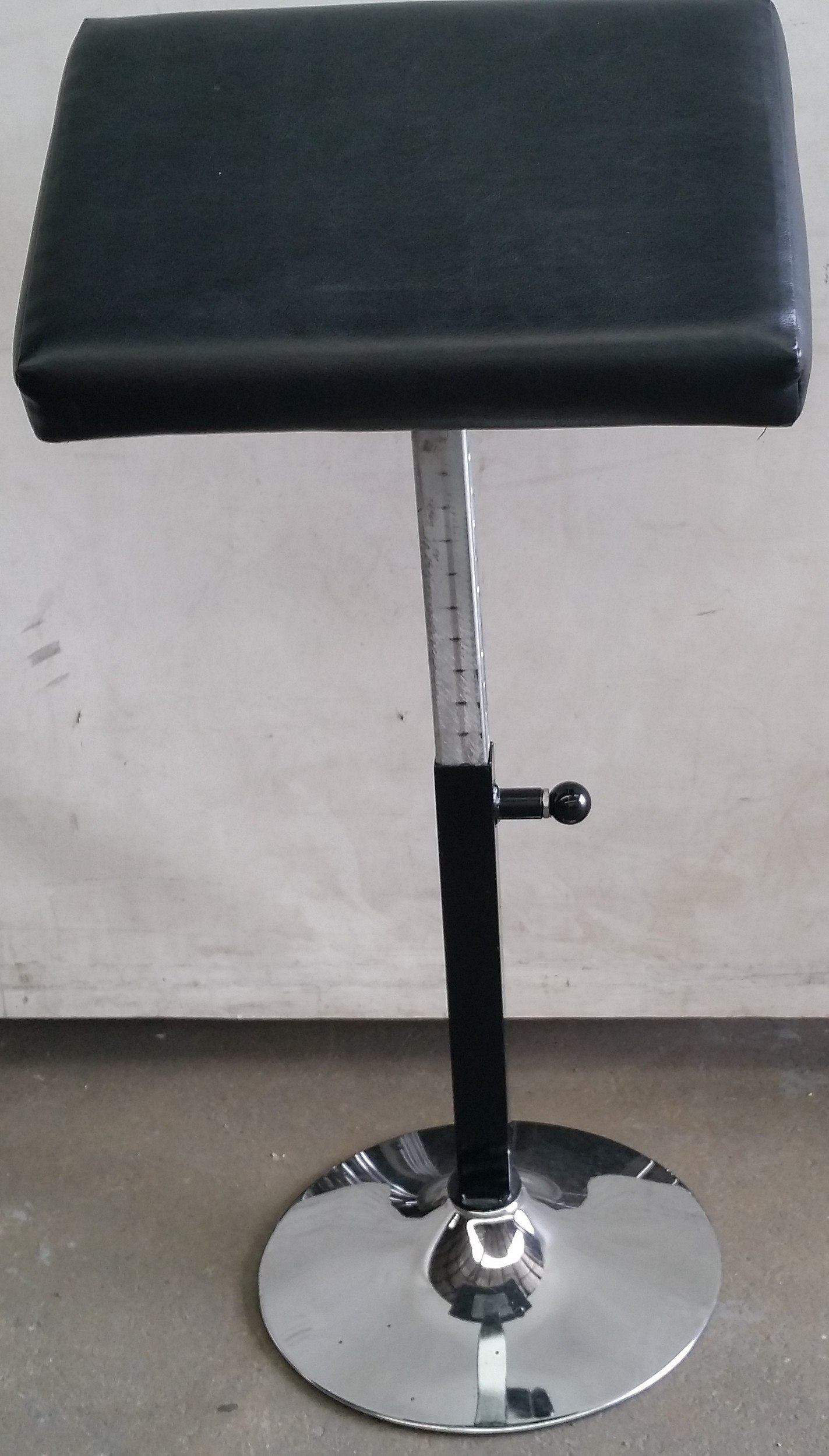 Tattoo Armrest/Leg Rest Stand - Lot 1068724 | ALLBIDS